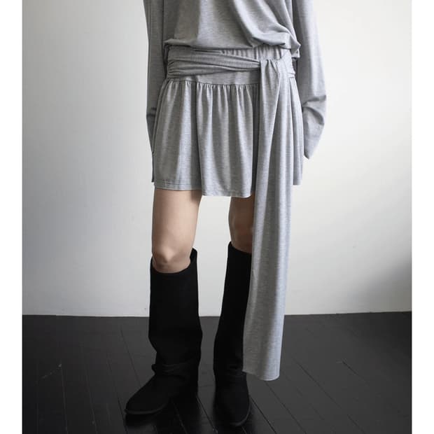 에이티즈서울 노아 스트랩 스커트  구합니다!