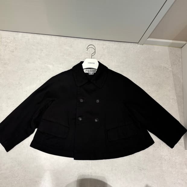 꼼꼼라인 AD2012 크롭 망또핏 투버튼 자켓