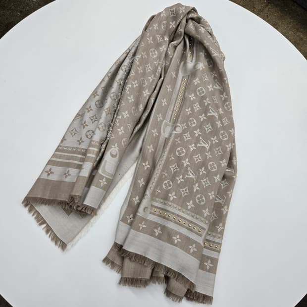 루이비통 스터드 모노그램 자이언트 숄 머플러