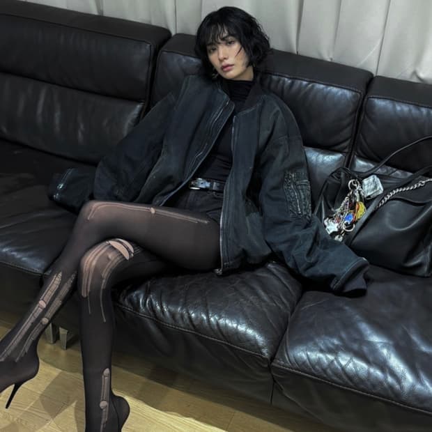 발렌시아가 25ss 데님봄버 판매합니다.