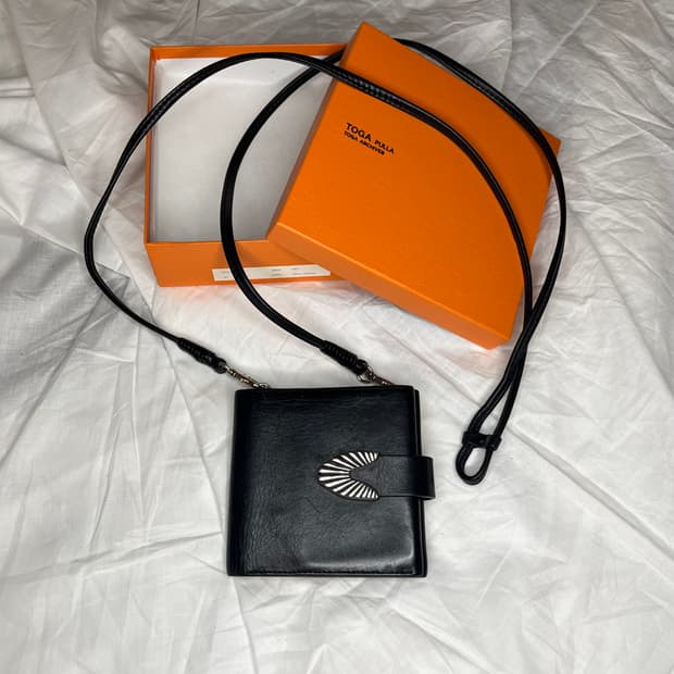 토가 풀라 레더 스터드 월렛 숄더백