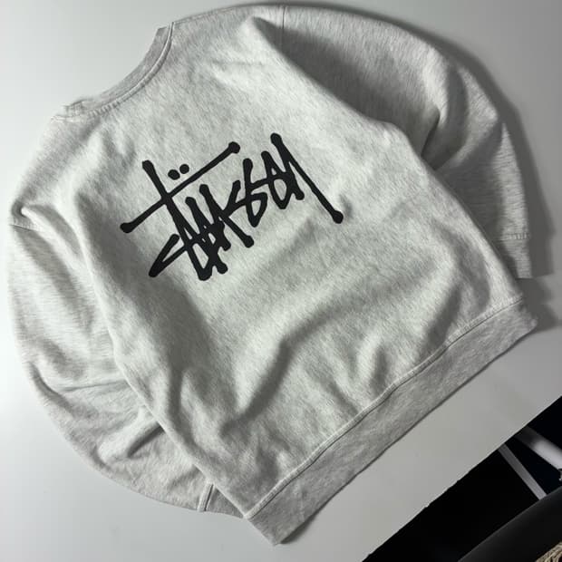Stussy  스투시 베이직 코튼 라이트그레이 맨투맨 