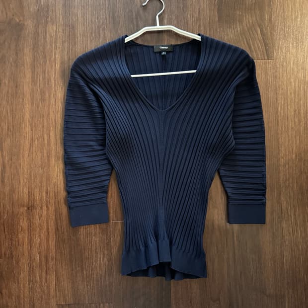 띠어리 플리츠 딥브이넥티