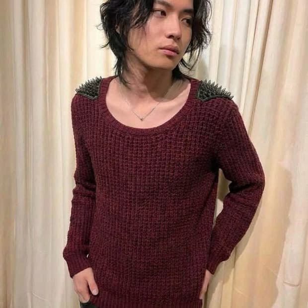 빈티지 메탈스터드 장식 어깨견장 니트