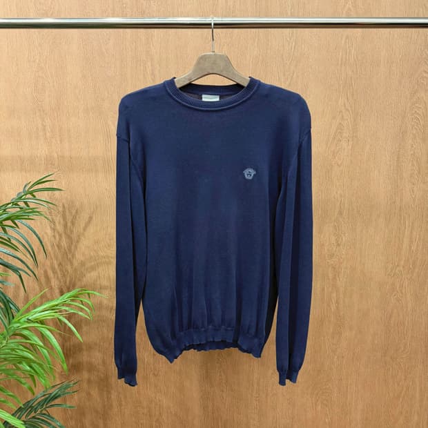 베르사체 라운드넥 코튼 니트 로고 자수 디테일 레귤러핏 네이비