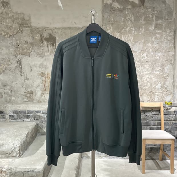 아디다스 x 퍼렐 윌리엄스 카키 파이어버드 트랙 자켓