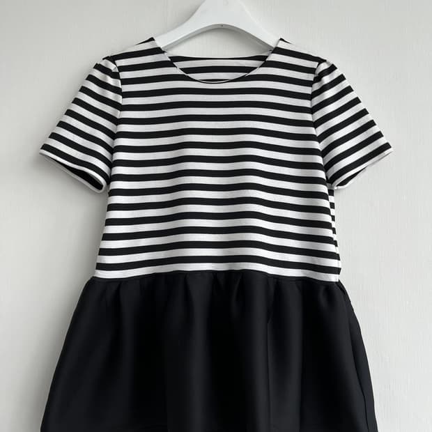 GLAMOROUS GARDEN 스트라이프 페플럼 탑