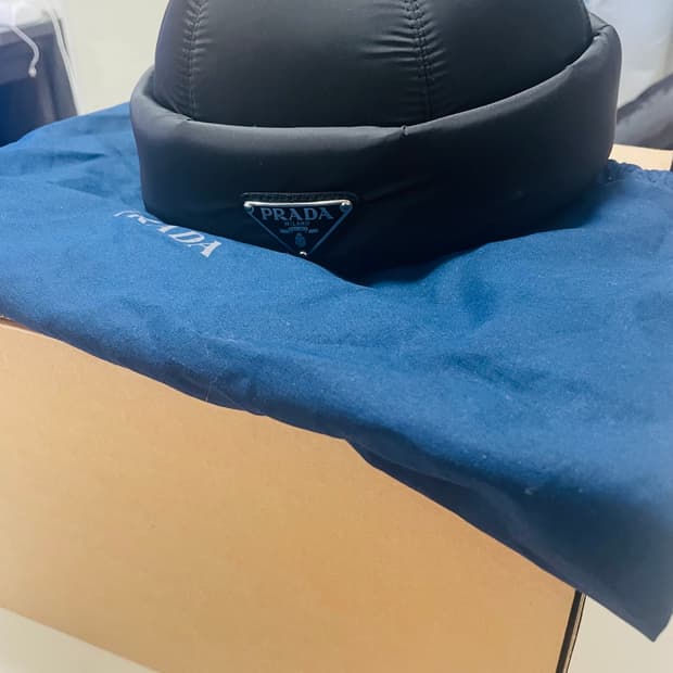PRADA 패딩 비니 모자