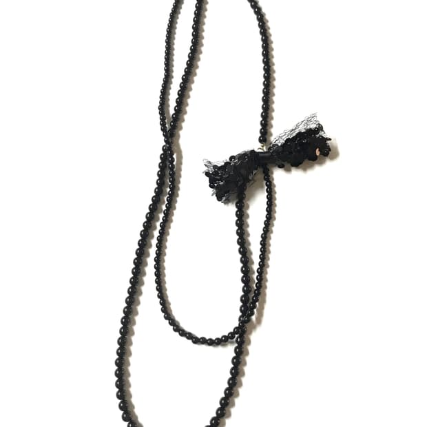 Spangle ribbon bold black pearl necklace