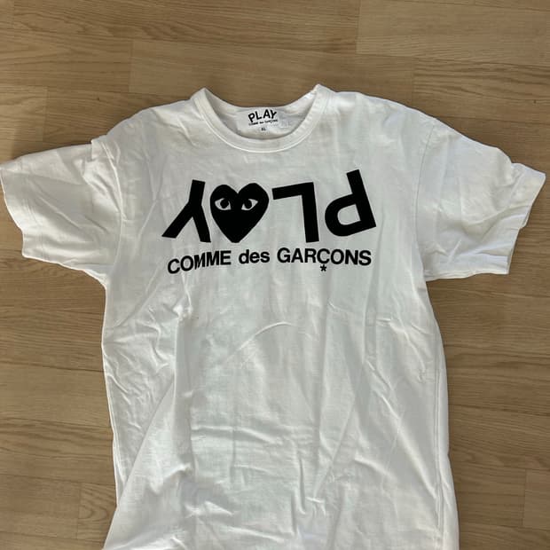 플레이 꼼데가르송 리버스 로고 티셔츠 화이트