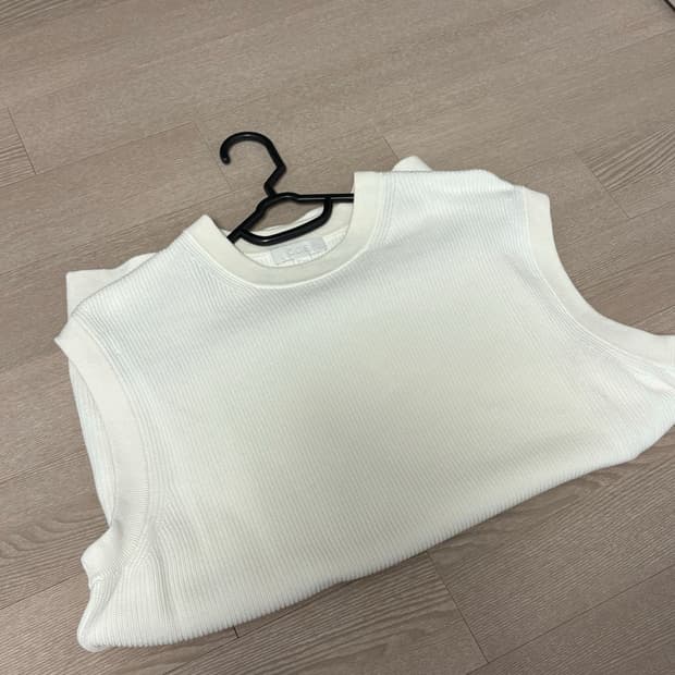 COS 화이트 민소매 니트 
