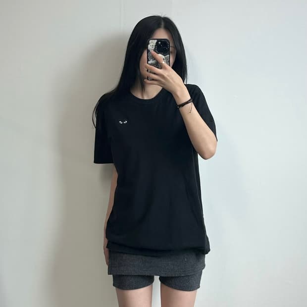 꼼데가르송 플레이 와펜 블랙 반팔 티셔츠