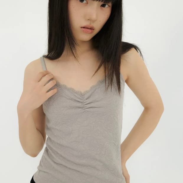 미레코 FLOWER EMBOSSED SLEEVELESS GREY