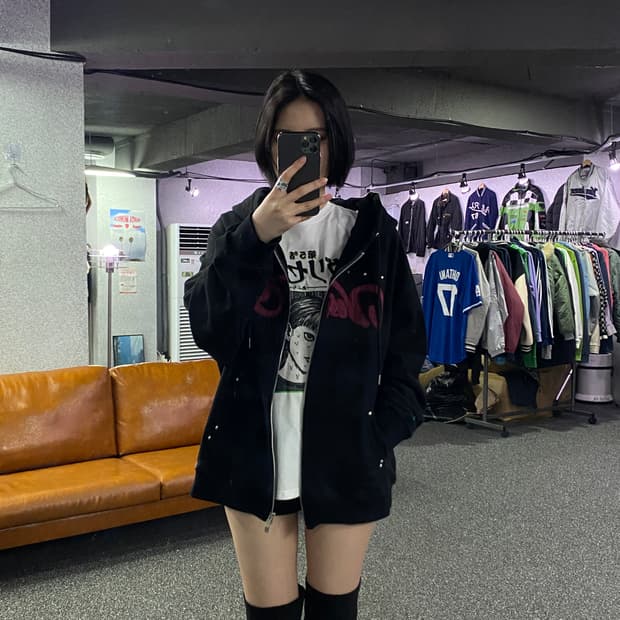 일리고 아플리케 스터드 블랙 후드 집업B2891