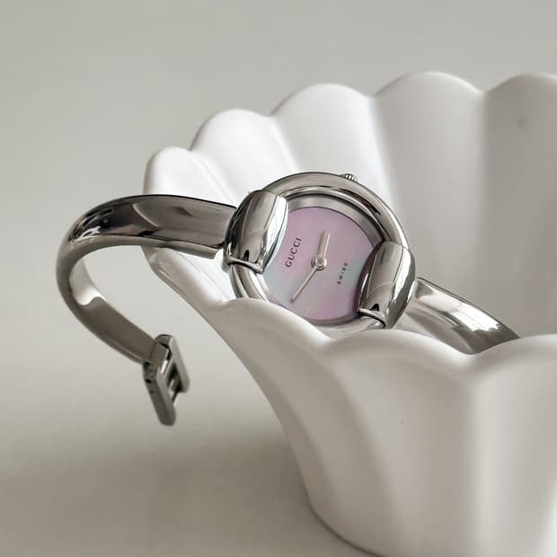 구찌 핑크 쉘 뱅글 시계