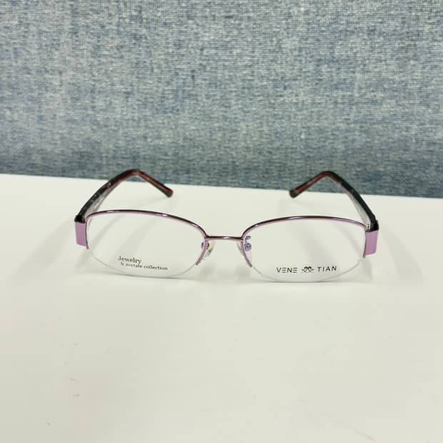 키치한 라벤더 컬러 빈티지 반무테 안경