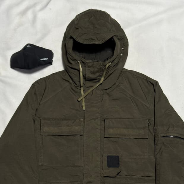 90 C.P.컴퍼니 3D 스퀘어 로고패치 탈론 후드 롱 퍼퍼 자켓