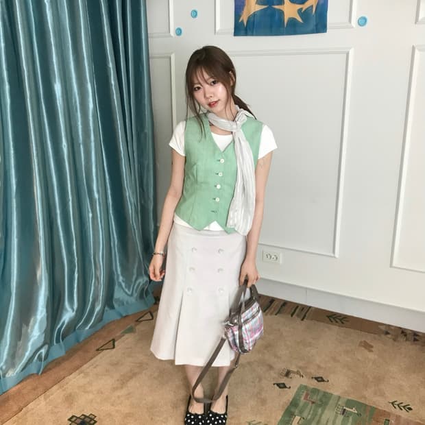 심플한 아이템들을 레이어드로 풀어낸 담백한 페미닌 빈티지 룩🧼☁️