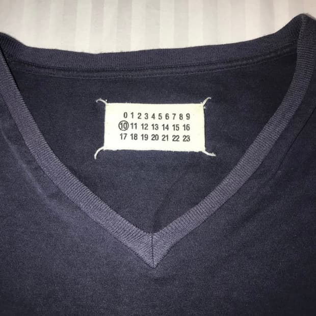 메종 마르지엘라 V넥 티셔츠 네이비