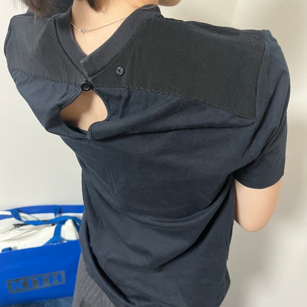 프라다 숄더 디테일 반팔