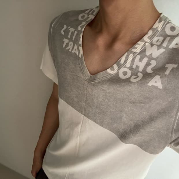 마틴 마르지엘라 13SS AIDS Tee V넥 투톤 슬림 반팔 티셔츠