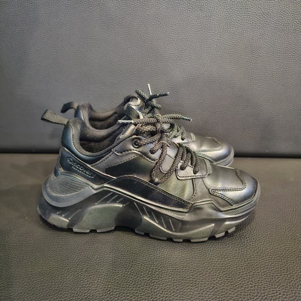 디스커버리 어글리 스니커즈