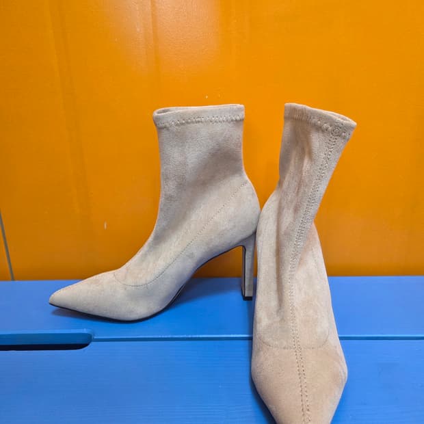 35 지미추 jimmy choo 스웨이드 앵클 부츠 힐 아이보리