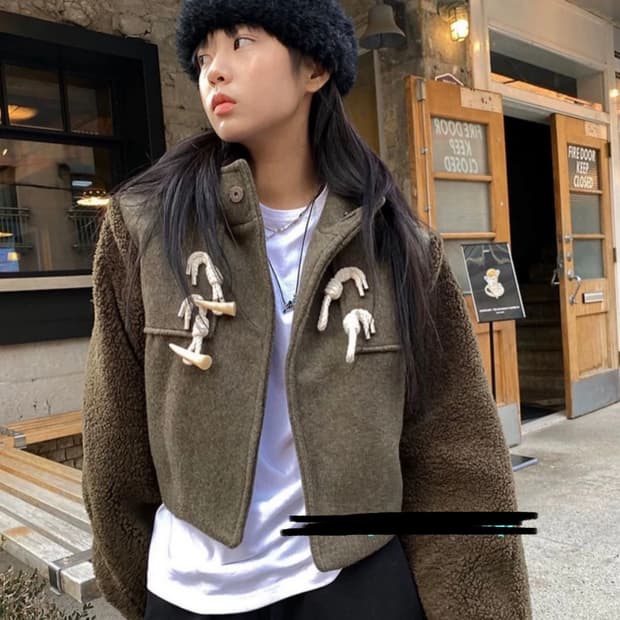 [새상품] 양털 떡볶이 크롭 래글런 누빔 코트 / 카키