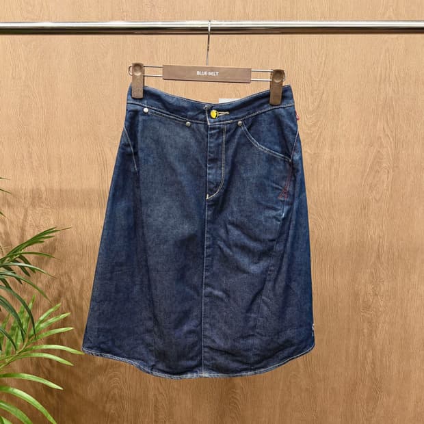 리바이스 엔지니어드진 데님 미디 스커트 백 플리츠 디테일 A라인 중청