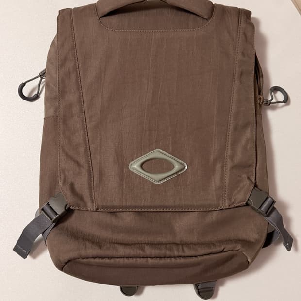 미스치프 롬버스 플랩 백팩 토프