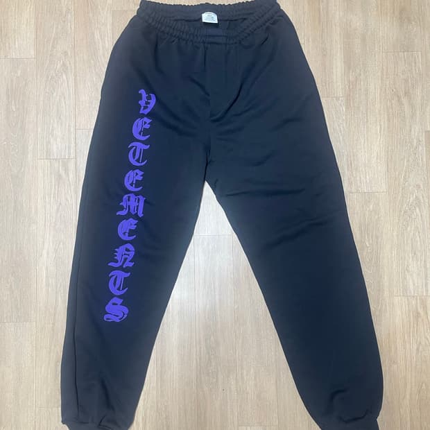 [size:L]베트멍 아나키 로고 스웻팬츠 블랙/퍼플