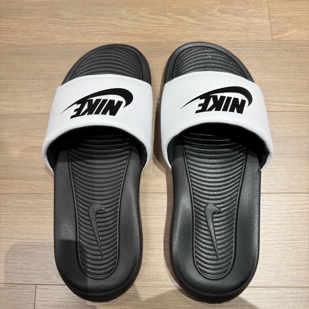 나이키 빅토리원 슬라이드 슬리퍼