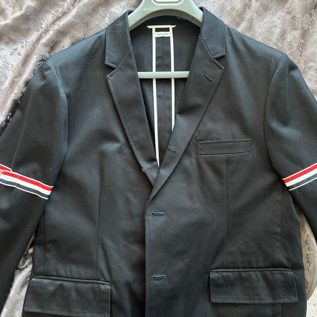 톰브라운 암밴드 자켓