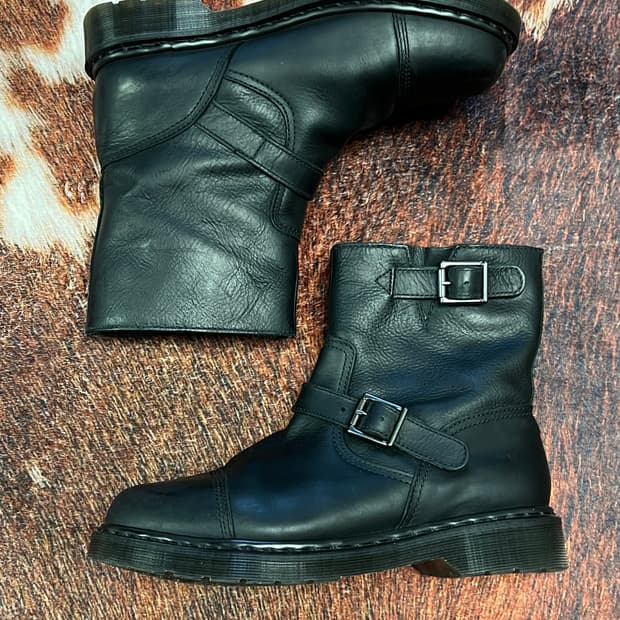 [42] 닥터마틴 Asher 스틸토 엔지니어 바이커 부츠 블랙