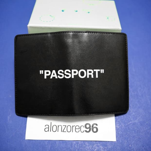 오프화이트 여권 지갑 케이스