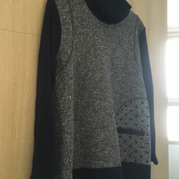 Navy stich pocket turtleneck 