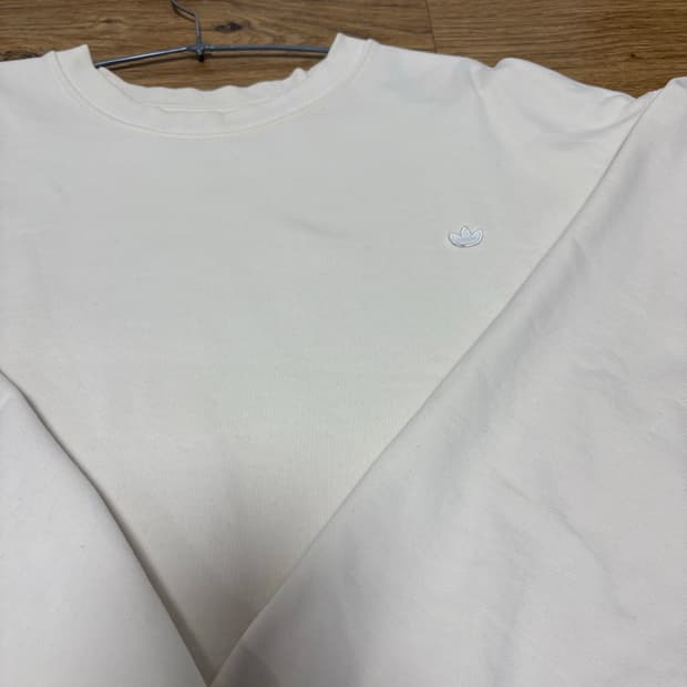 아디다스 아이보리긴팔티셔츠