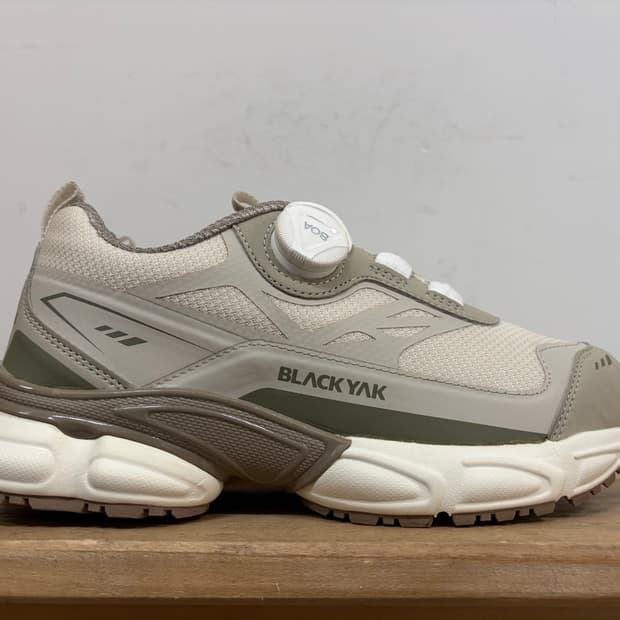 블랙야크 여성 트레킹화 235