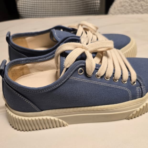 아미 스니커즈입니다