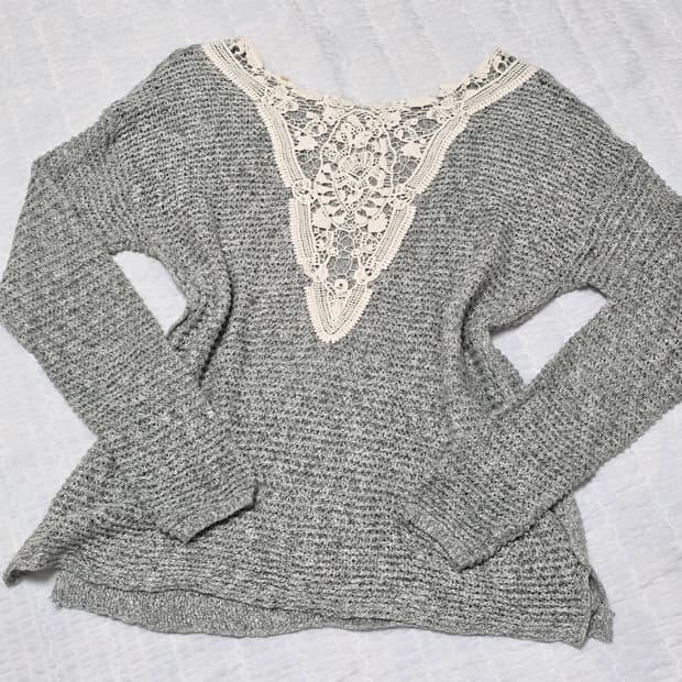 홀리스터 빈티지y2k 뒷트임 레이스펀칭 니트