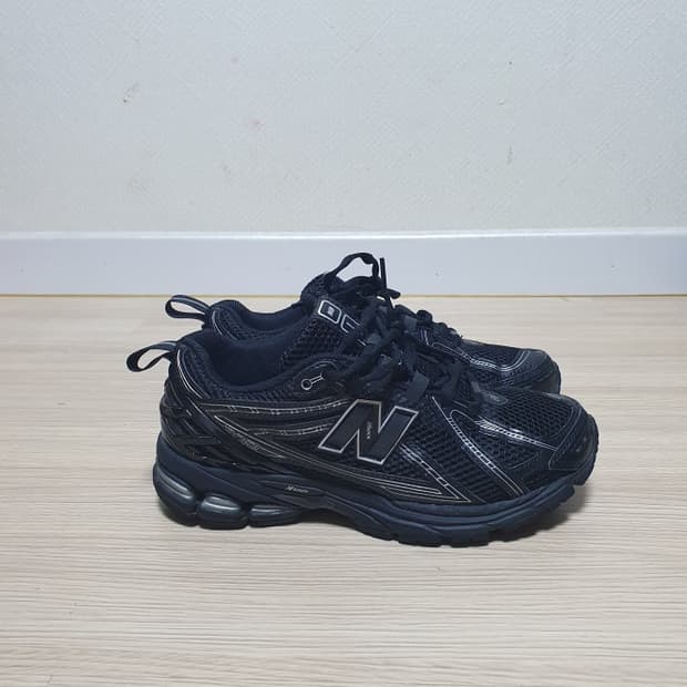 뉴발란스 1906R 블랙 운동화 245