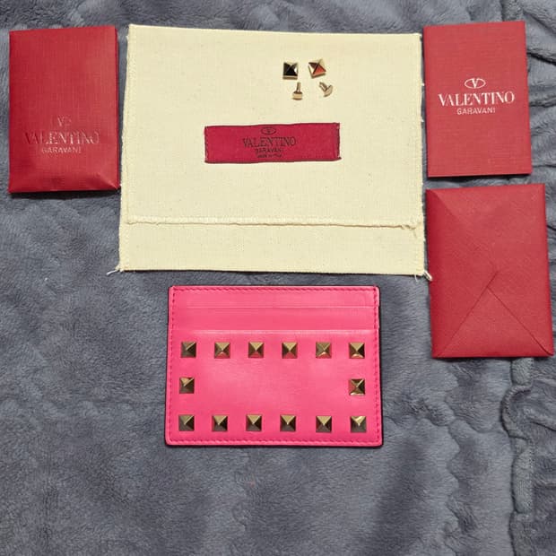 (정품) 발렌티노 가라바니 락스터드 카드지갑/개인/팝니다.