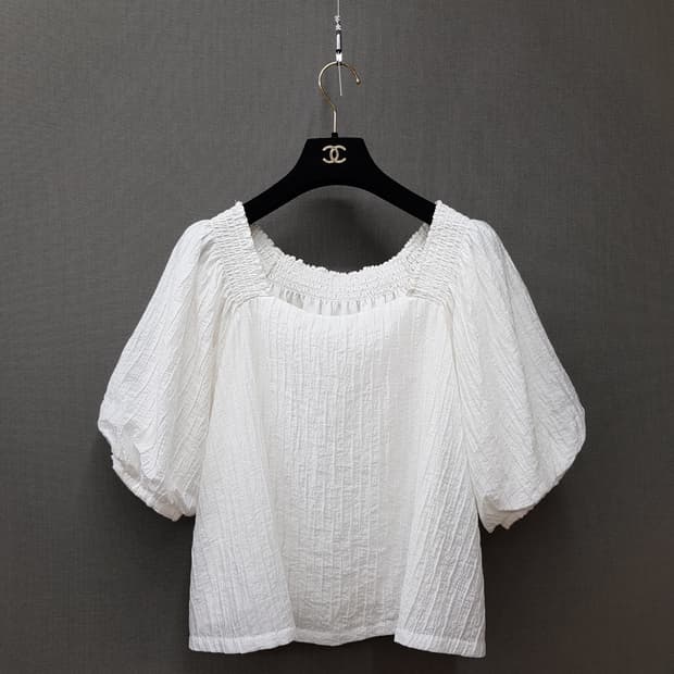 클럽모나코 2025스모크 밴딩 퍼프 슬리브 블라우스 S사이즈