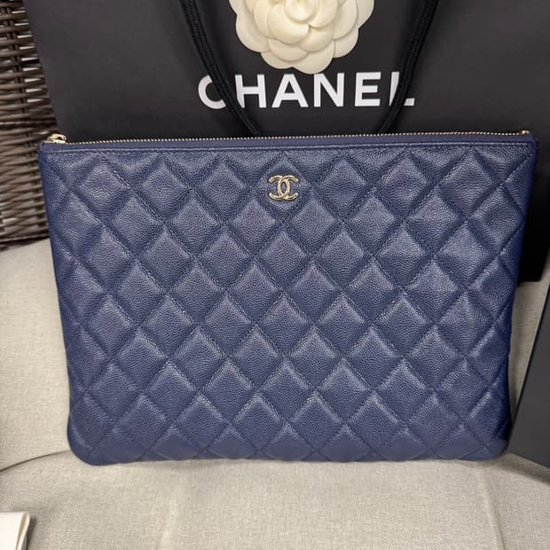 풀구성 샤넬 클래식 캐비어 뉴미듐 클러치 금장 네이비