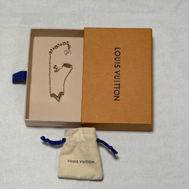 루이비통 에센셜 금장 팔찌 