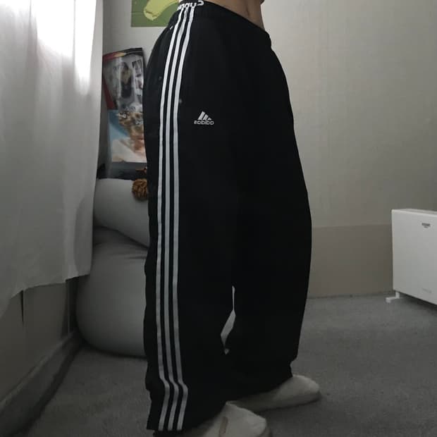 아디다스 블랙 와이드핏 삼선 트레이닝팬츠