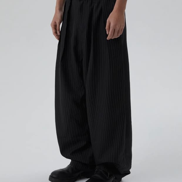 스웨이드 투턱 스트라이프 슬랙스