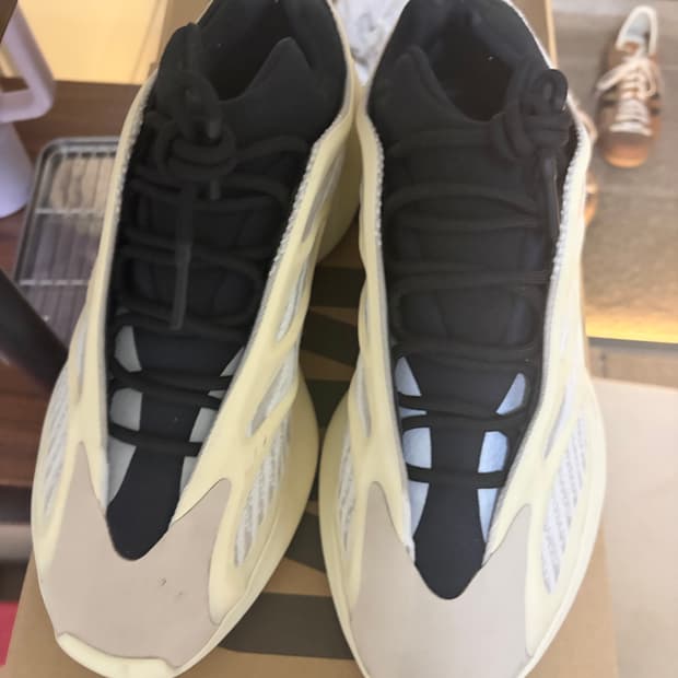 아디다스 이지 700 V3 아자엘 285mm