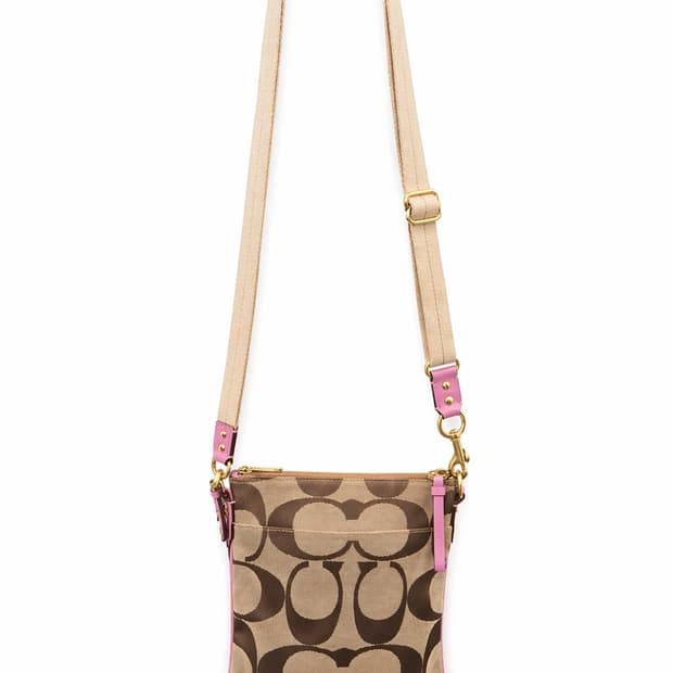 코치 시그니처 핑크 크로스백