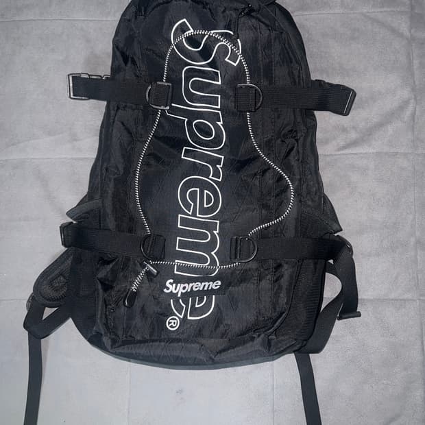 슈프림 18fw 백팩 판매합니다. 